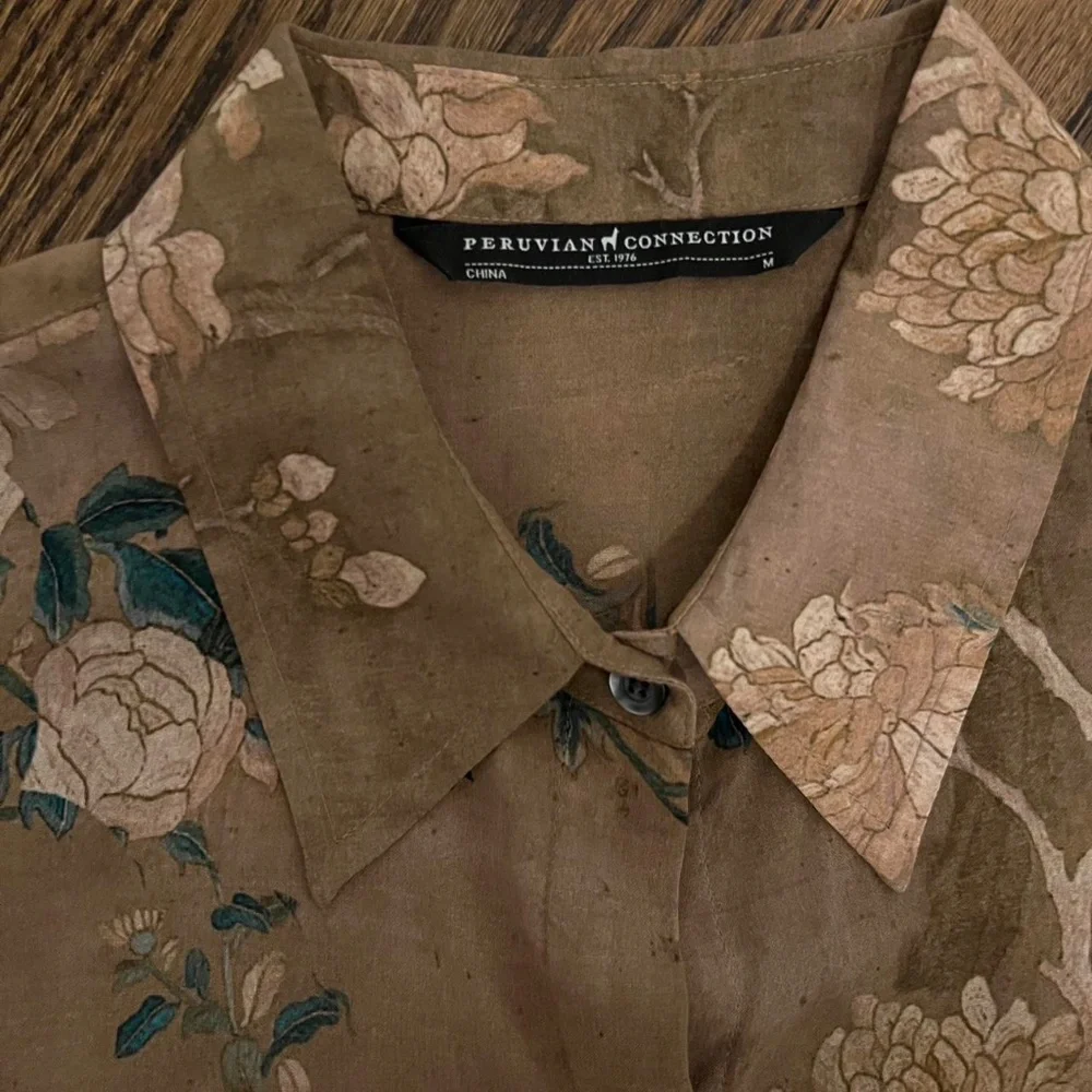 Peruvian Connection floral button down ๐ฆ - Picture 3 of 5